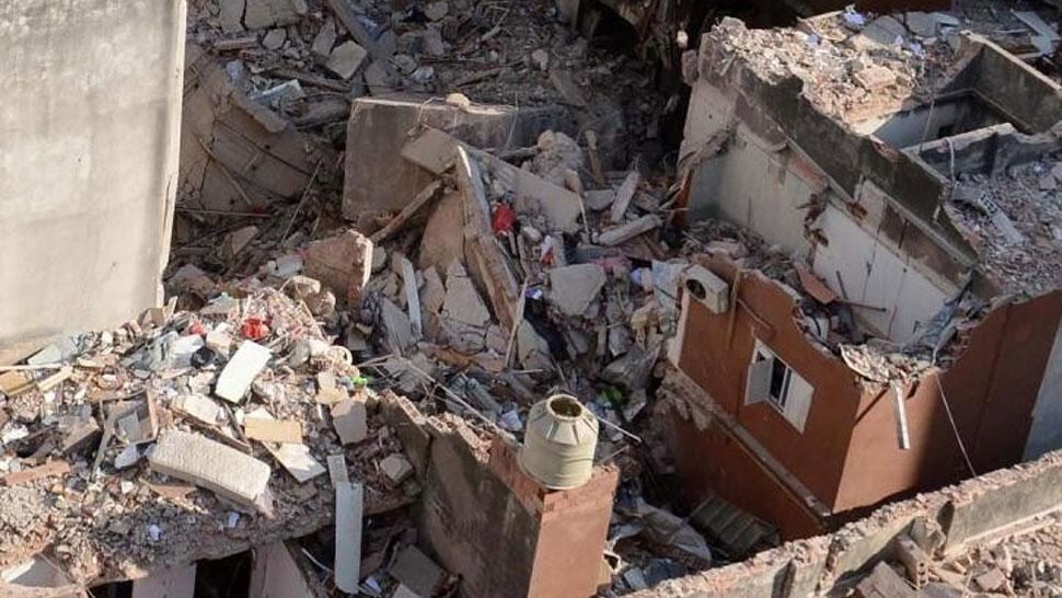 Vacío. Las dos torres laterales del complejo edilicio de calle Salta 2141 quedaron muy dañadas, pero en pie. Cayó la torre del medio. Cada una tenía nueve pisos y 18 viviendas. 