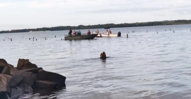 Buscan a un joven que desapareció de la superficie en el río Paraná.