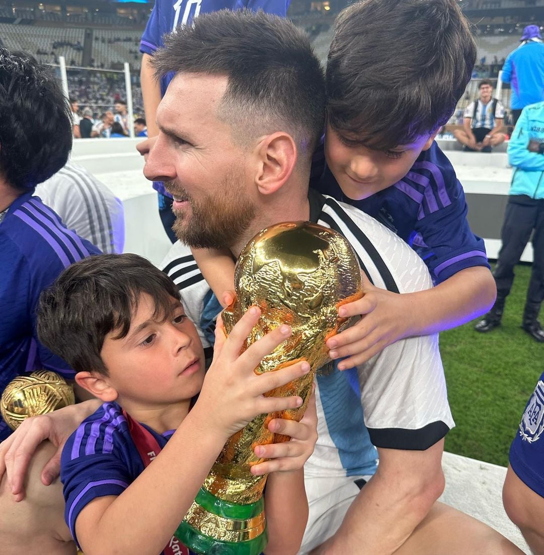 Los hijos más chicos del rosarino se abalanzaron sobre el premio mayor.