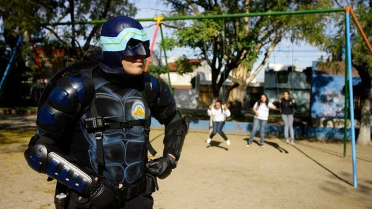 Capitán Menganno. Se llama Oscar Lefosse, tiene 51 años y es policía retirado.