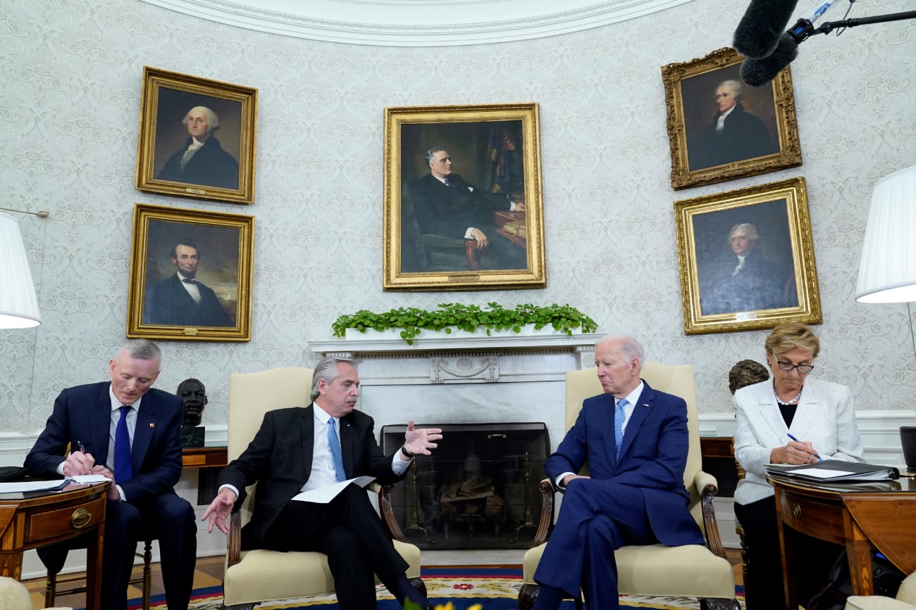 Alberto Fernández y Joe Biden en el Salón Oval de la Casa Blanca este miércoles. (AP / Susan Walsh)