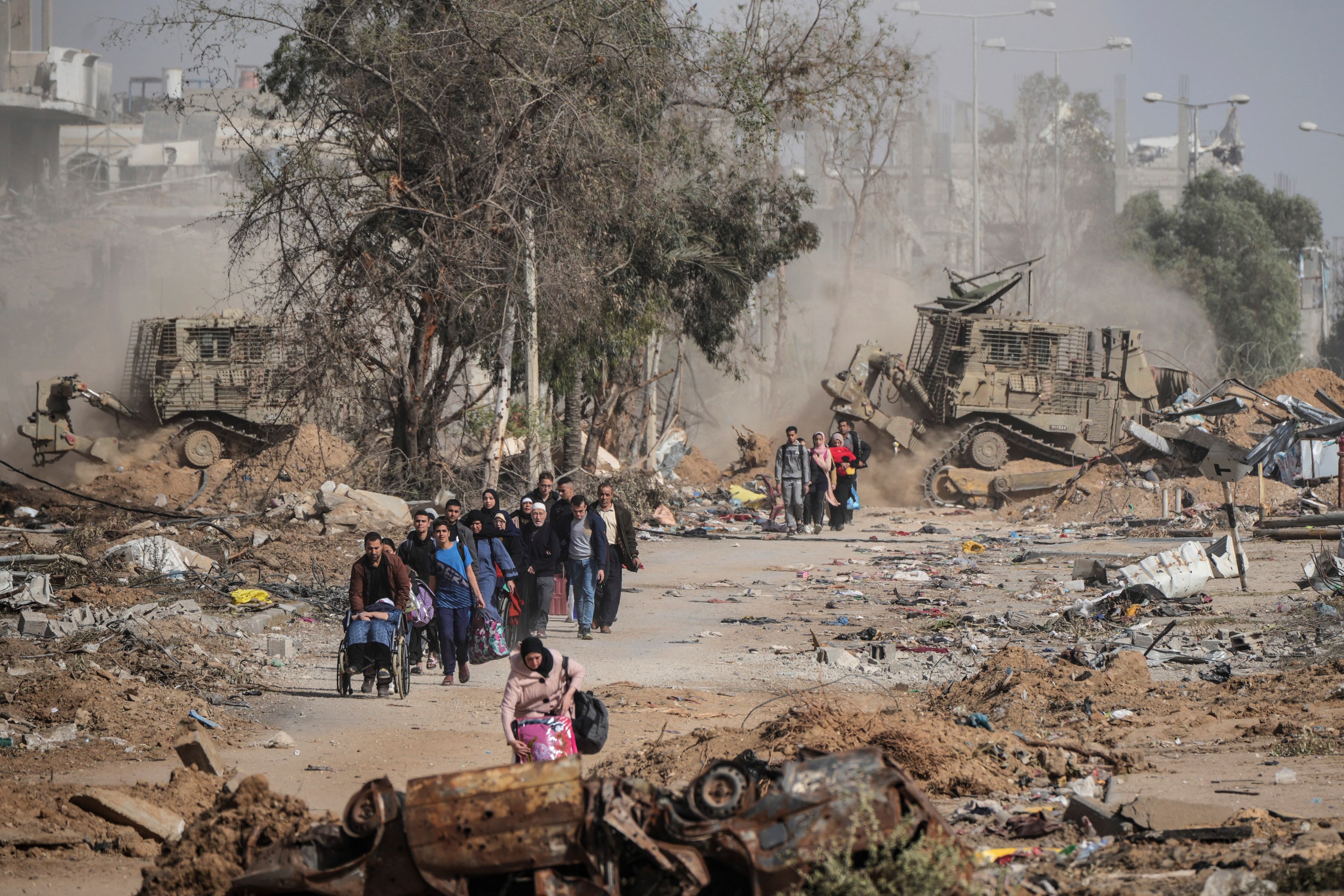 Los palestinos huyen hacia el sur en el tercer día de un alto el fuego entre Israel y Hamás en la carretera Salah al-Din en el centro de la Franja de Gaza el domingo 26 de noviembre de 2023. Foto AP/Hatem Moussa