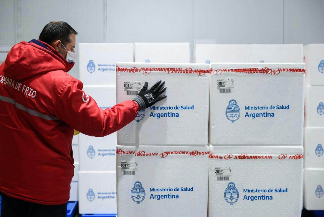 Un total de 1.147.000 dosis de los componentes 1 y 2 de Sputnik V, producidas en la Argentina por Laboratorios Richmond, llegará entre hoy y mañana a las 24 jurisdicciones del país para avanzar en la aplicación de los esquemas de vacunación contra el coronavirus. (Télam)