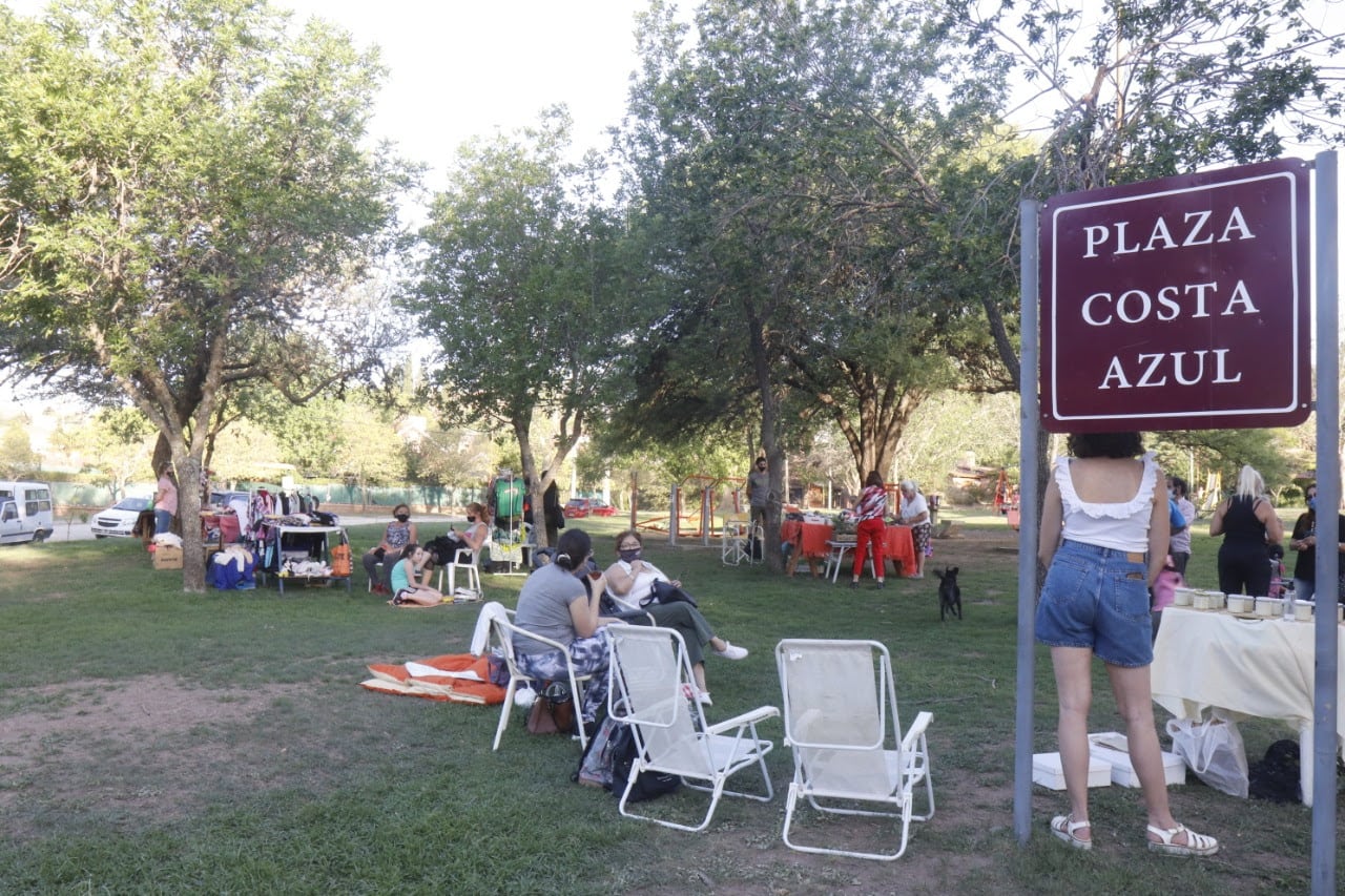 En uno de los tantos fines de semana con "Ferias Barriales" en la Plaza Costa Azul de esta ciudad.