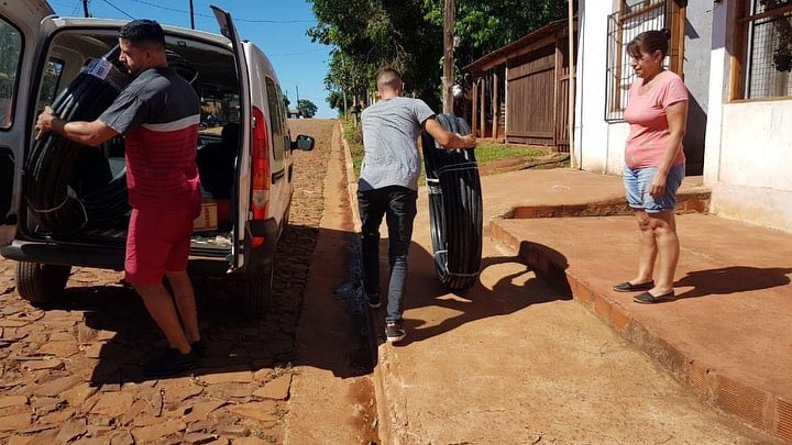 Entrega de insumos para paliar la crisis hídrica en Puerto Iguazú.