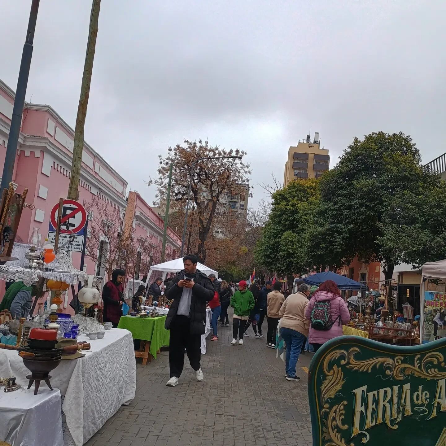 La feria de antigüedades en el corazón de Güemes.