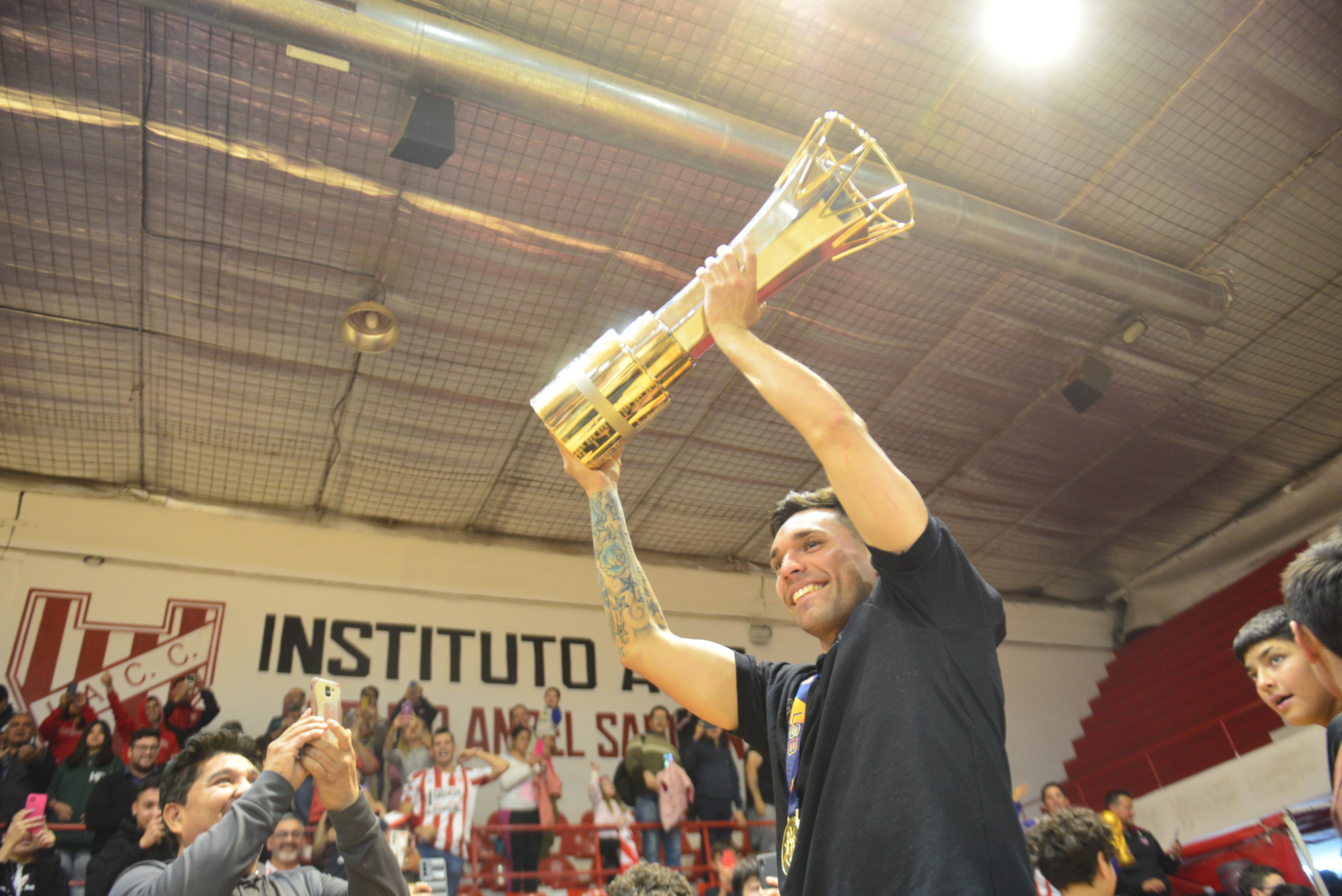 Los jugadores e hinchas de Instituto festejaron a pleno en el Ángel Sandrín la obtención de la Liga Sudamericana de básquet. Foto Javier Ferreyra