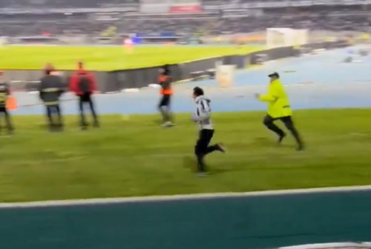 El hincha de Talleres que quiso entrar al campo de juego del Kempes en el Talleres-Cobresal. (Captura de pantalla)