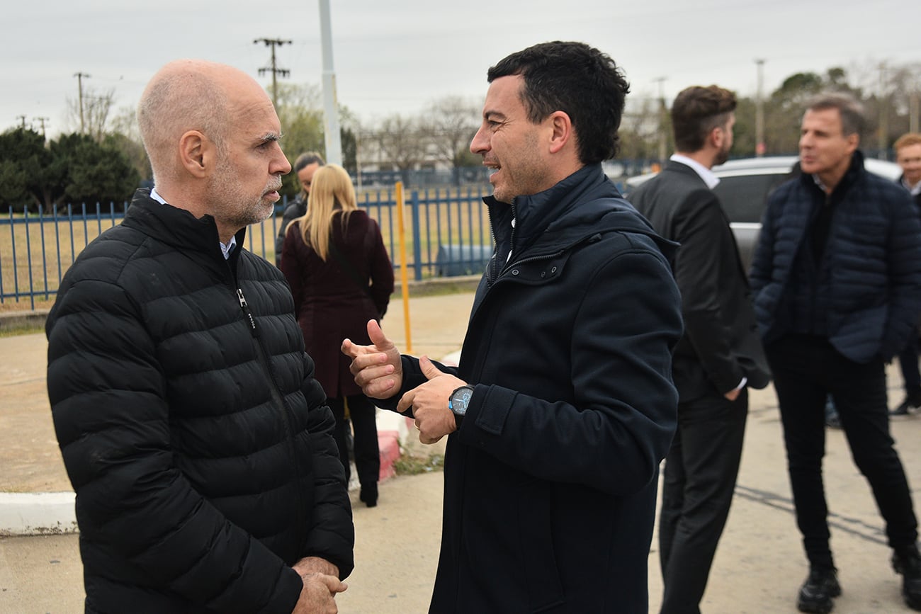 Rodrigo De Loredo con Horacio Larreta en la fábrica de autopartes Venturi Hnos., en Córdoba. (Pedro Castillo / La Voz)