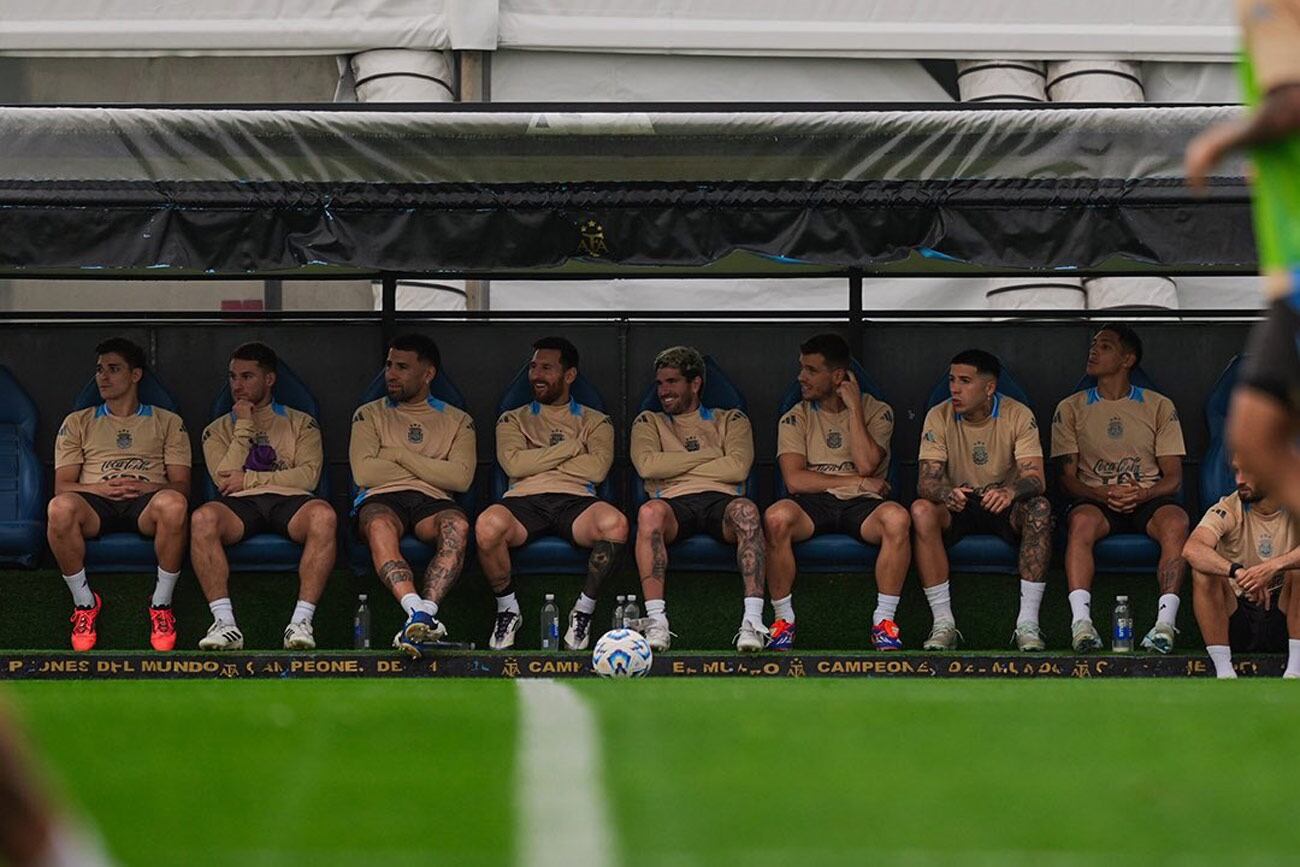 La selección argentina entrena en el predio de Ezeiza de cara al partido con Bolivia, este martes a las 21 en Buenos Aires. (Foto de @tatografias)