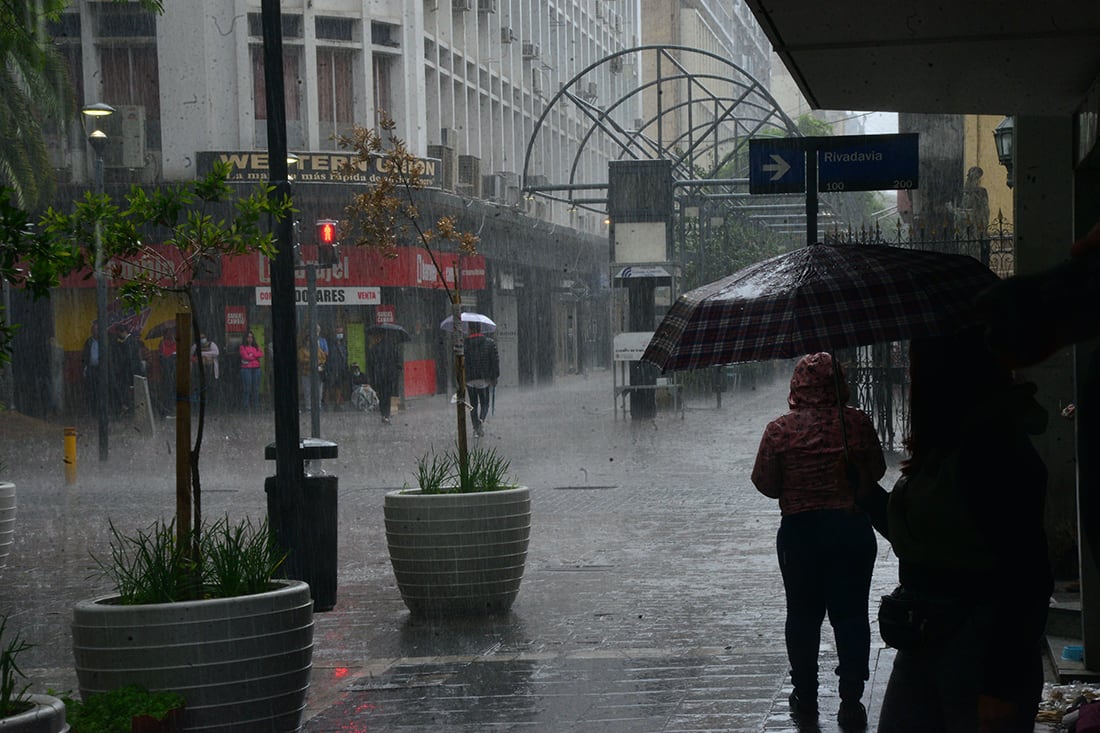 Lluvia en la ciudad de Córdoba    Foto: (Pedro Castillo / La Voz)