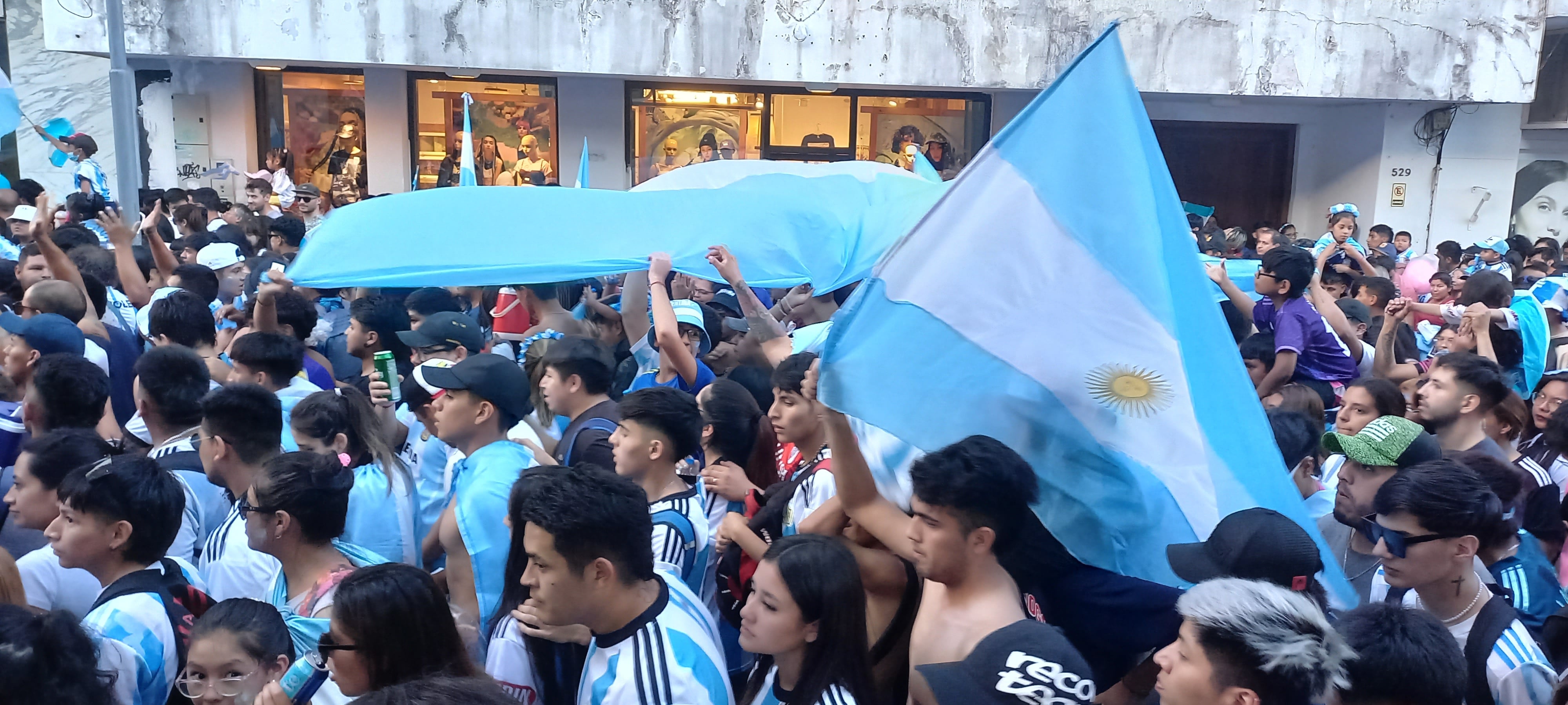 Varias cuadras de la calle Belgrano, la arteria principal del microcentro de la capital jujeña, fueron cubiertas por el fervor de la hinchada local.