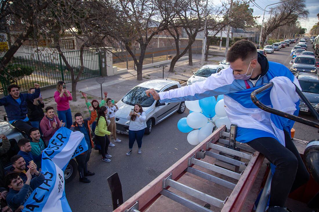 Agustín Loser, medalla de bronce con el voley argentino en Tokio 2020, llegó a su ciudad General Alvear y fue recibido con honores. 