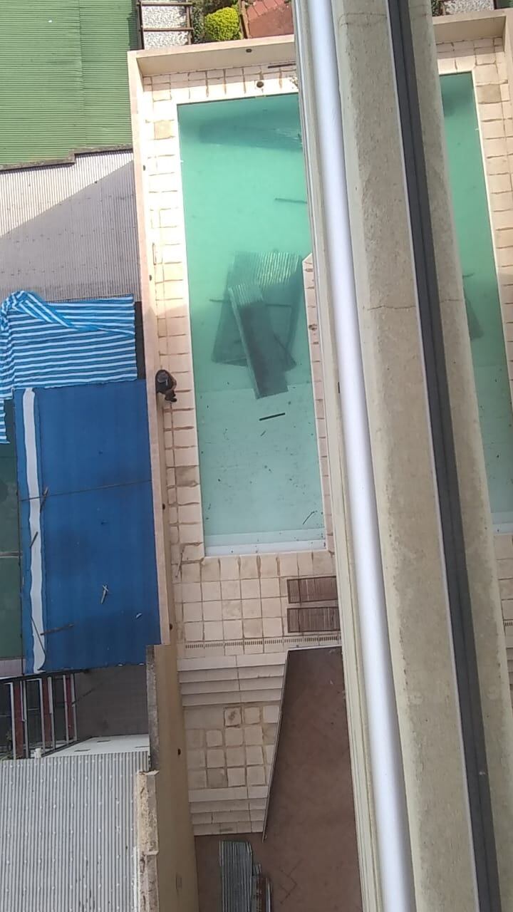 Techo de un vecino de la zona céntrica de Posadas, que terminó en la piscina de un edificio ubicado a 6 casas. 