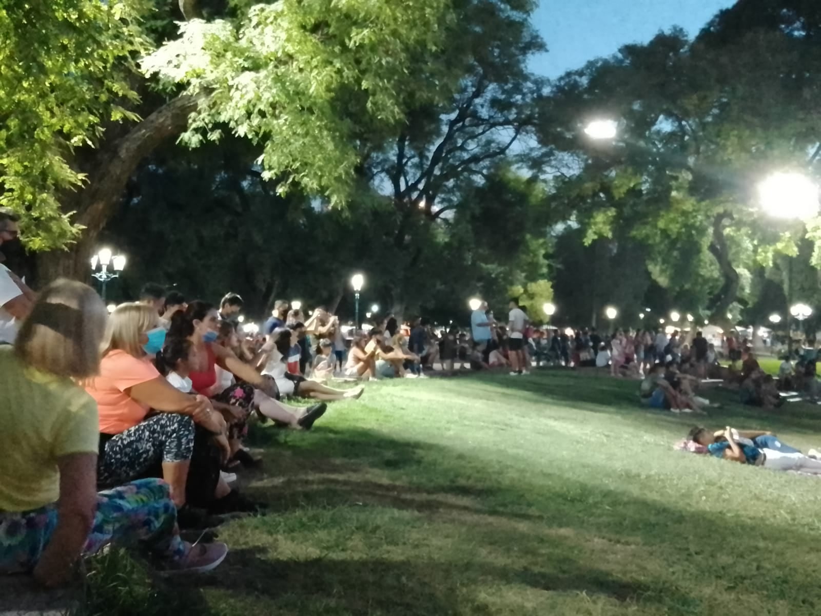 Muchas personas detienen su paso para disfrutar del show de aguas danzantes en la Plaza Independencia.