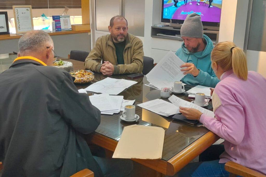 Jesús Beigveder; Mariano Margonari; Cintia Bruera junto al Ingeniero Fernando Moragues de la División de Vialidad Nacional en Arroyito