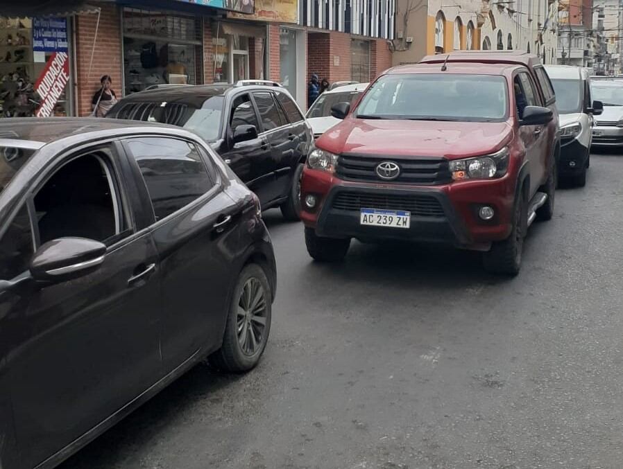 La marcha de las organizaciones sociales provocó caos de tránsito en el microcentro de San Salvador de Jujuy.