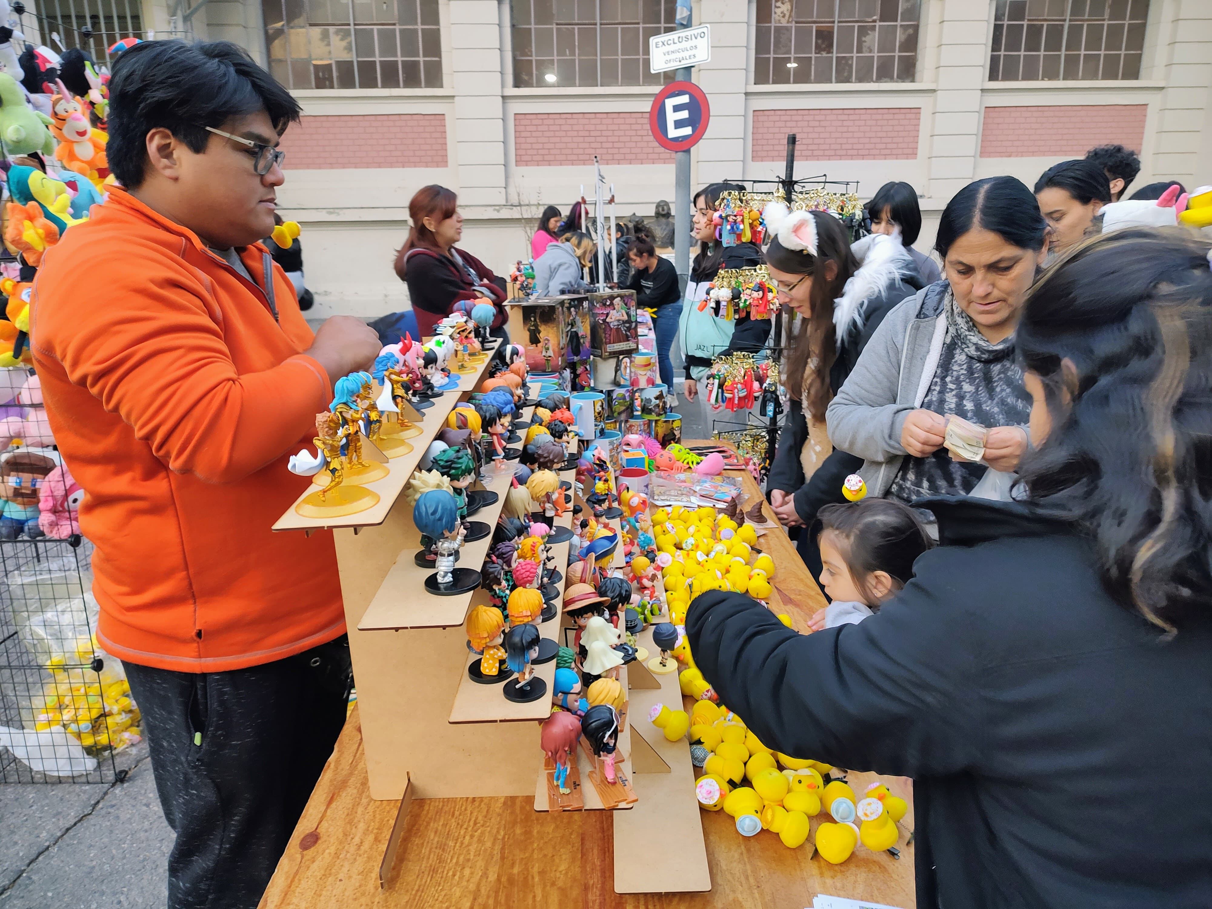 Diversos productos relacionados con la cultura anime. (Municipalidad de Córdoba)