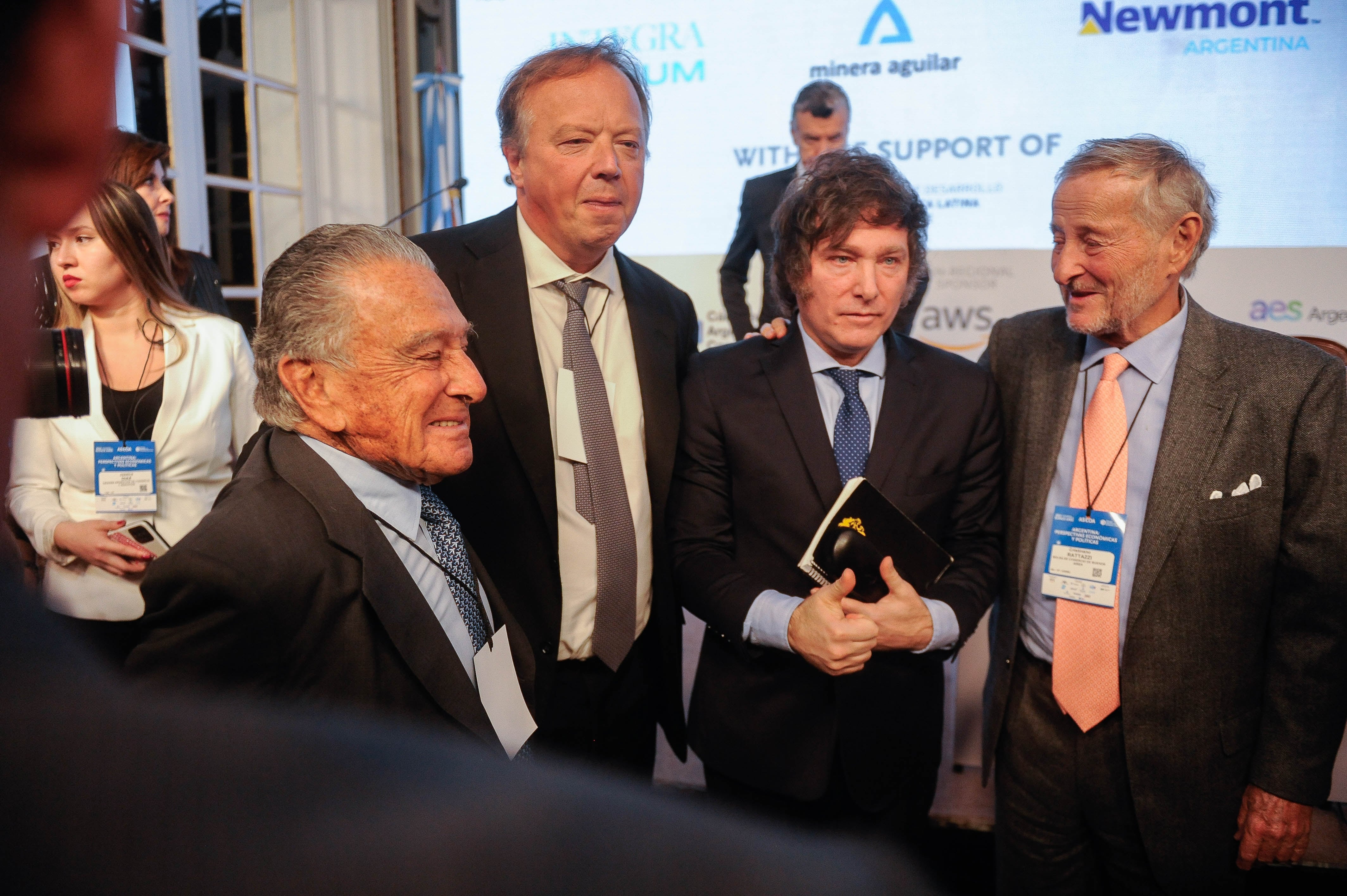 Javier Milei junto a los empresarios Eduardo Eurnekian , Cristiano Rattazzi y el candidato a senador Juan Napoli. Foto: Federico López Claro