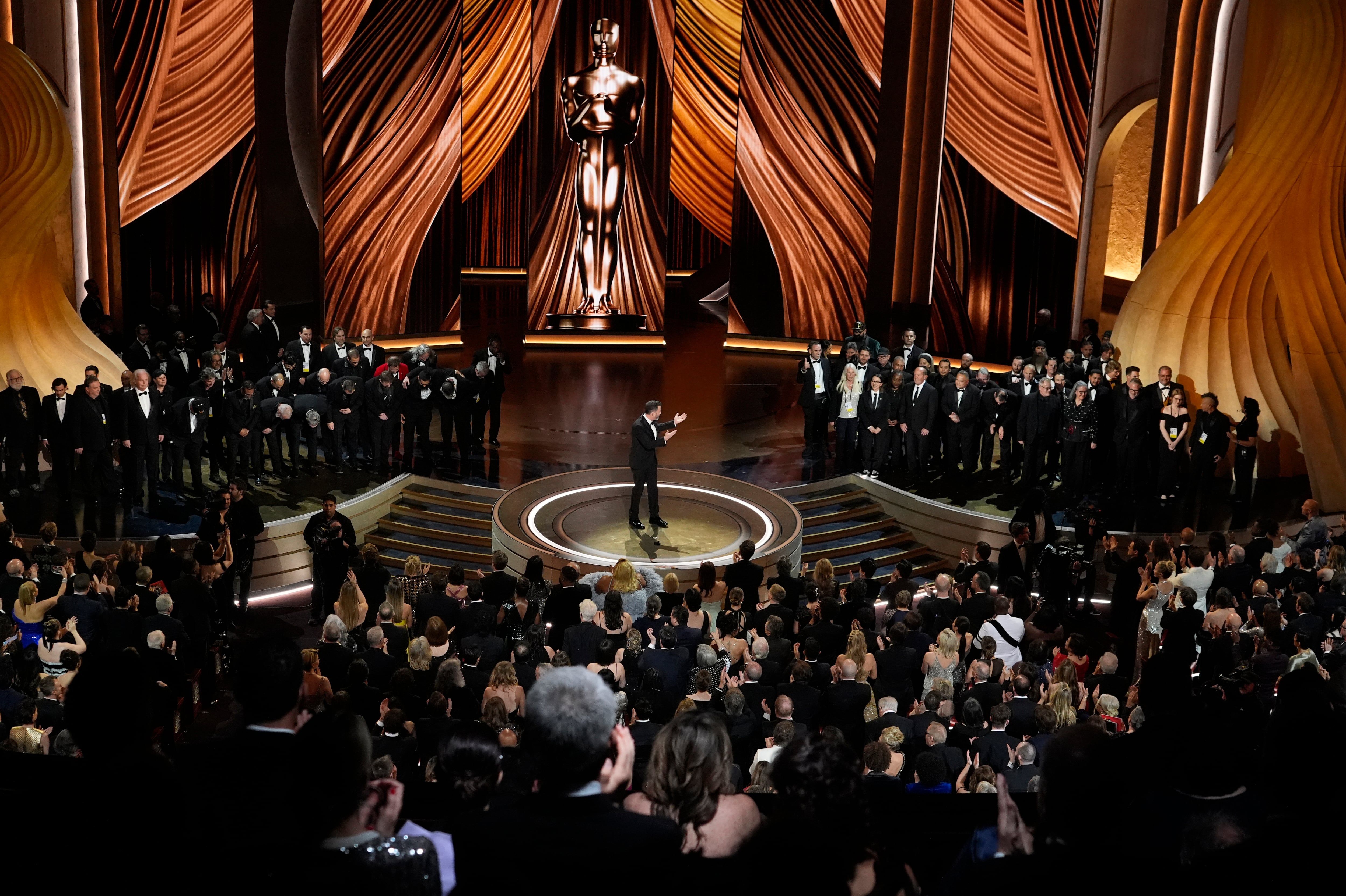 Integrantes del equipo de producción de los Oscar son ovacionados por su apoyo durante la huelga de Hollywood de 2023 en los Oscar el domingo 10 de marzo de 2024, en el Teatro Dolby en Los Ángeles. (Foto AP/Chris Pizzello)