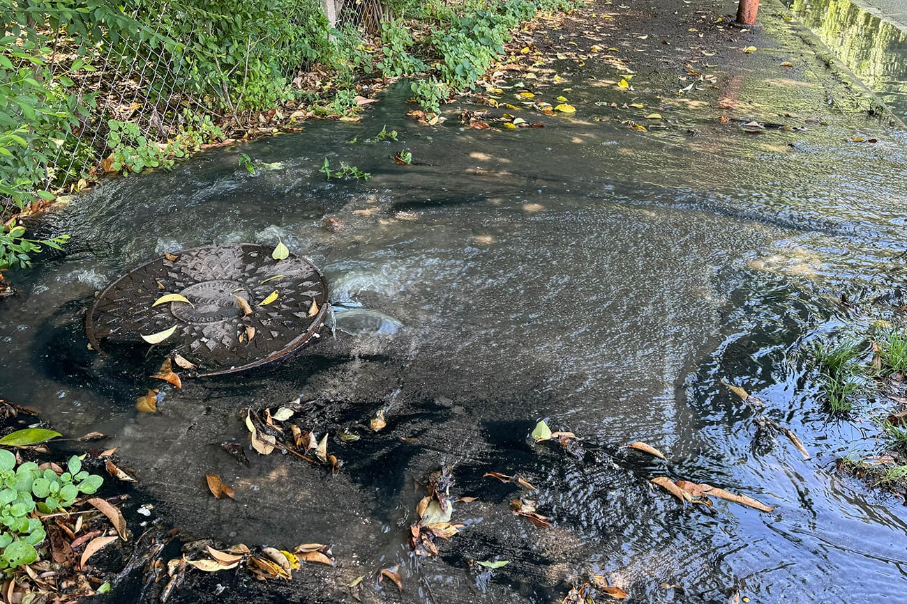 Se rompió una llave en la planta de bombeo de la Coopi en la costanera de Carlos Paz y eso provocó un desborde de aguas negras que escurren en el dique San Roque. (La Voz)