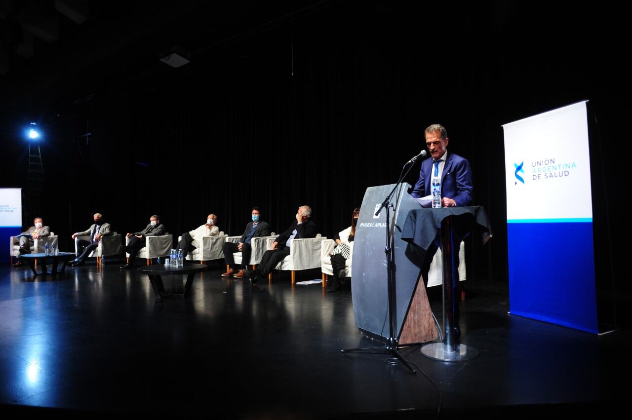 Claudio Belocopitt encabezó la conferencia de prensa la  Unión Argentina de Entidades de Salud en el Paseo la Plaza. (Foto: Clarín)