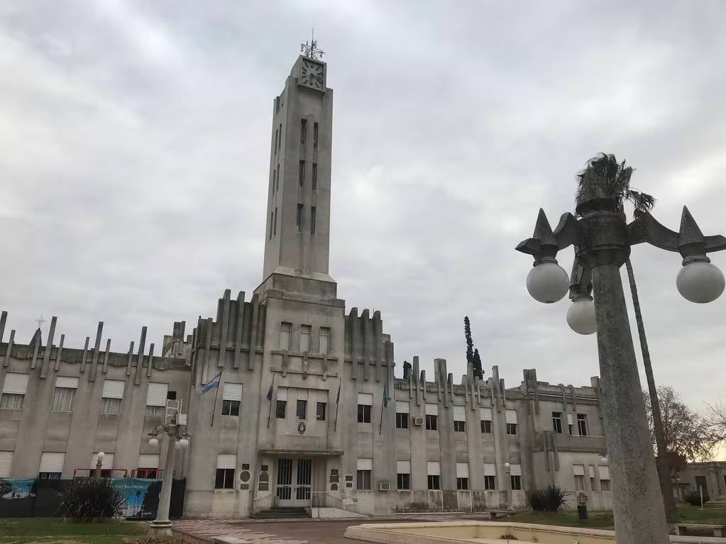 El Palacio Municipal tiene una torre de 34 metros de altura.