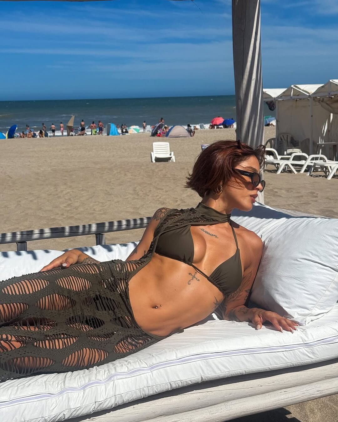 Belén Negri encandiló en microbikini desde la playa