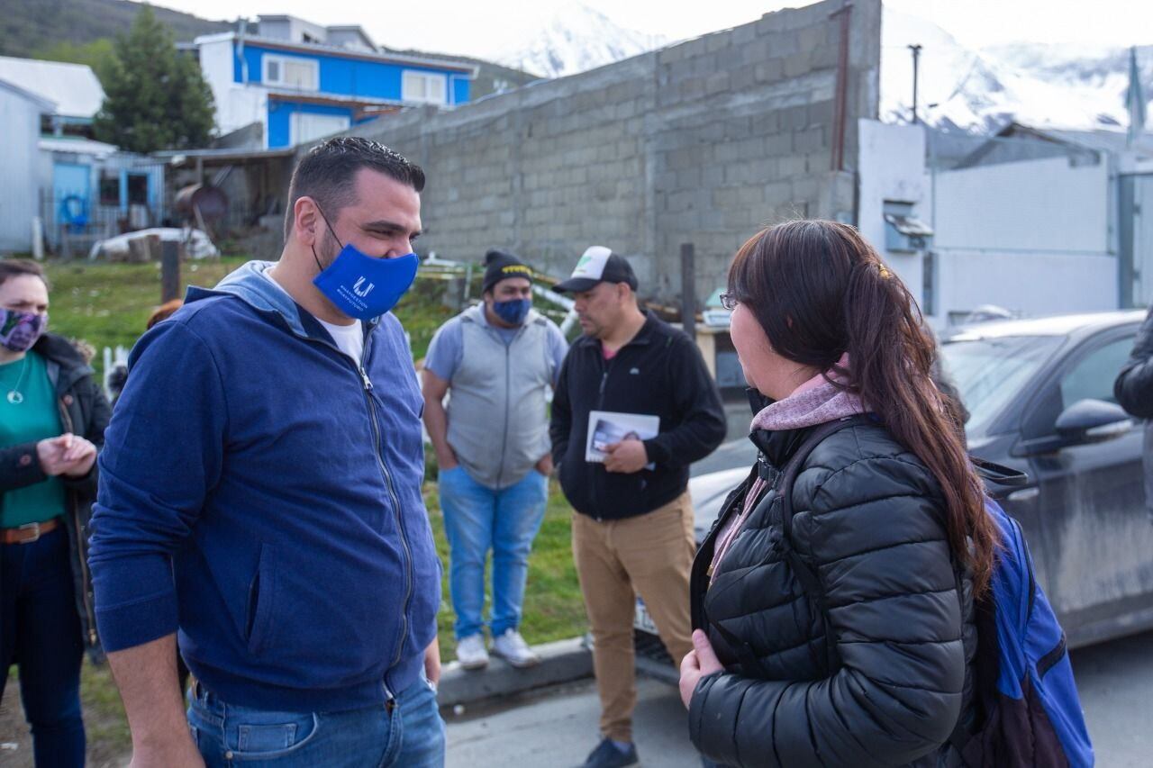 El Intendente efectuó una recorrida por los Barrios Felipe Varela y Los Alakalufes