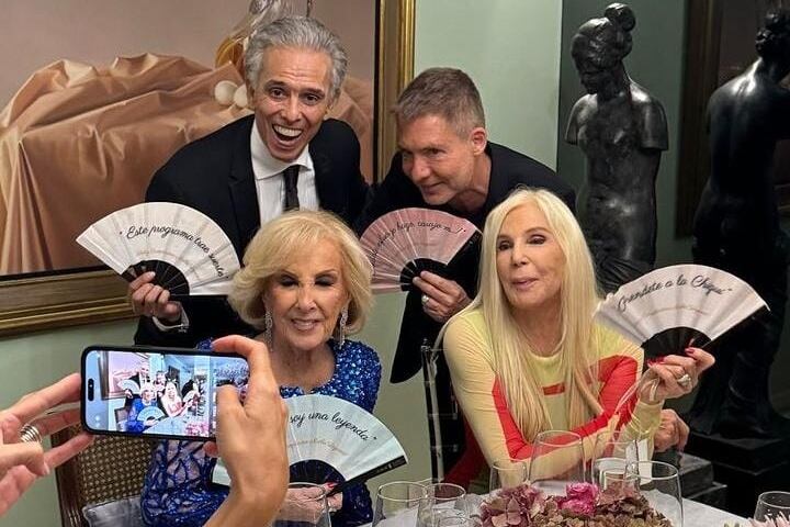 Una postal del cumpleaños de Mirtha Legrand, que tuvo un regalo muy divertido para los invitados.  (Captura Instagram @ramiroarzuaga)