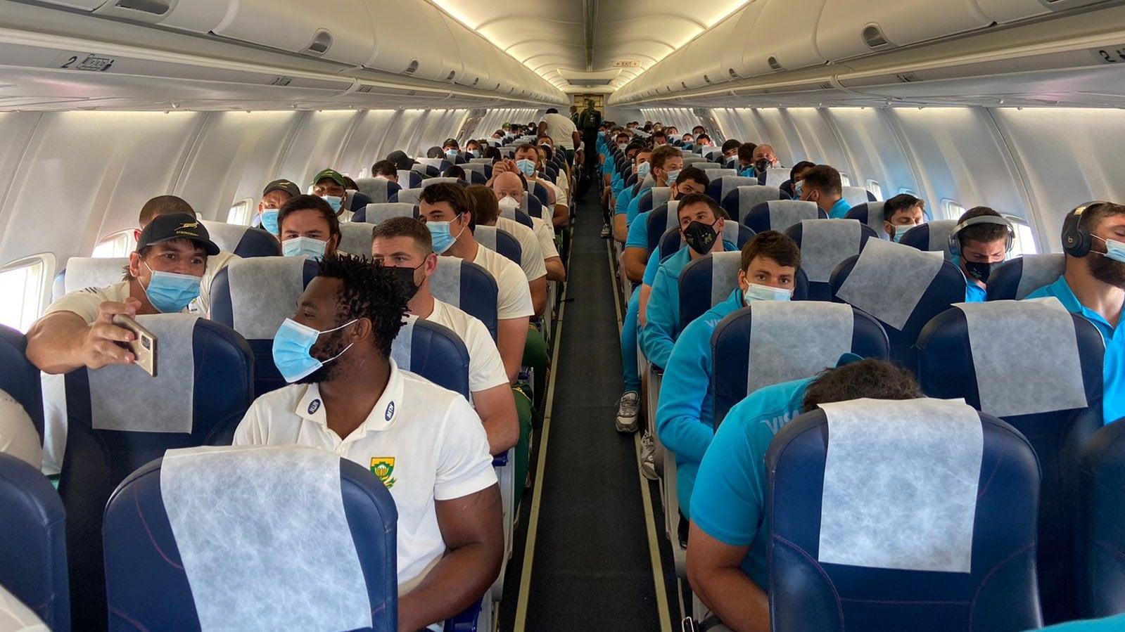 Pasillo de por medio, cuando Los Pumas y los Springboks comparten vuelo rumbo a Australia. (Prensa UAR)