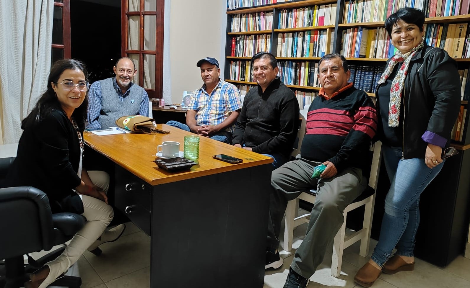 El intendente electo de Yuto, David Abraham, junto a concejales electos por el Frente Justicialista, en encuentro con la diputada nacional Carolina Moisés.