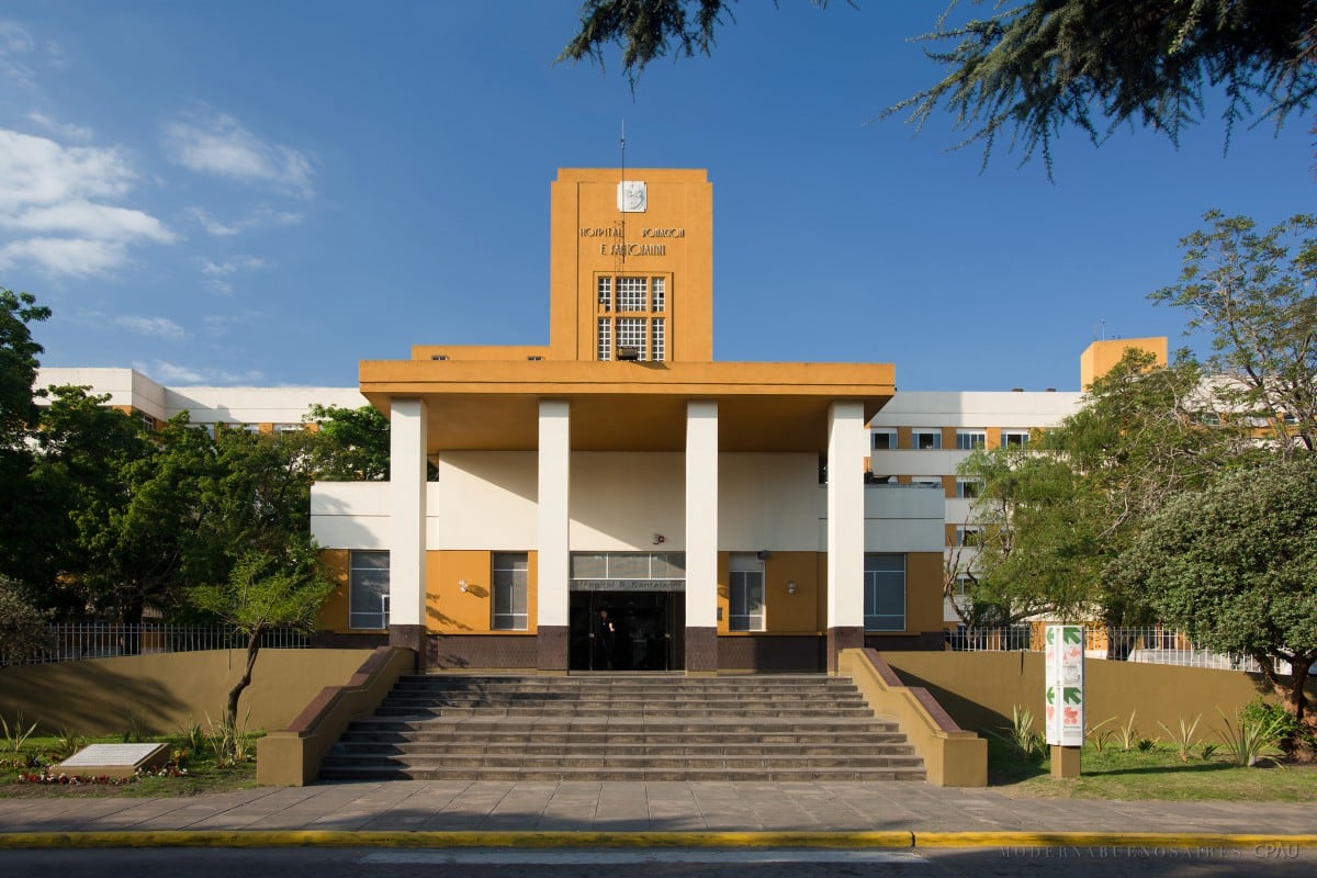 Un hombre agredió a un médico que era el responsable de un centro de testeos en el Hospital Santojanni