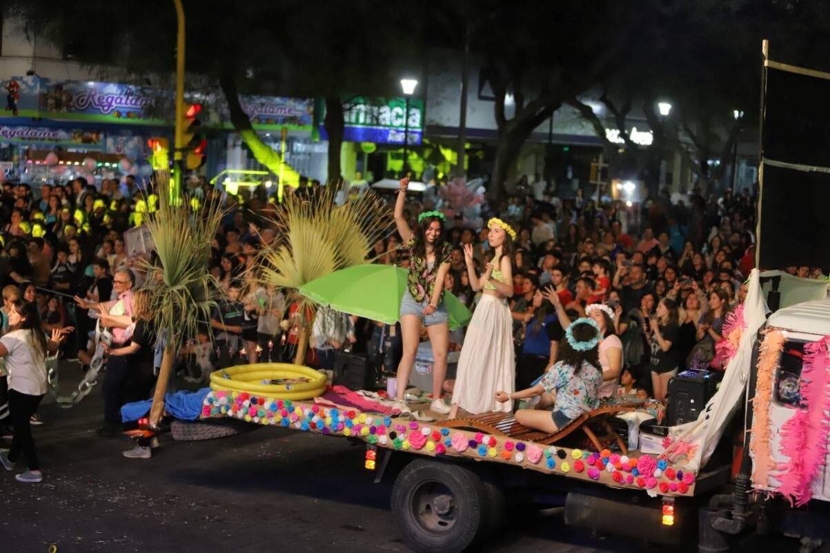 Los carros de los estudiantes le dieron color y alegría a la noche sanrafaelina.