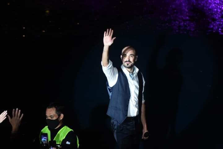 El cantante se acercó al público en el teatro Griego Frank Romero Day. Imagen de archivo.