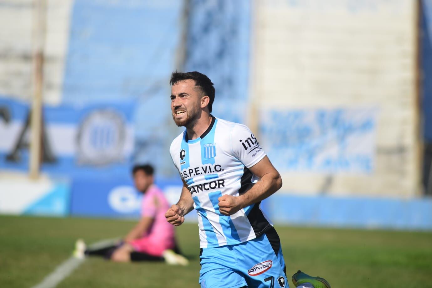 Martín Garnerone celebra el segundo gol de un Racing muy superior a Unión de Sunchales. (Foto: José Gabriel Hernández)