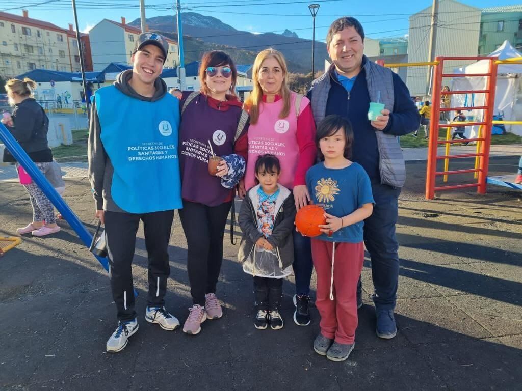 La Muni en tu barrio, desarrolló juegos, compartió una merienda y música con las familias de la ciudad.