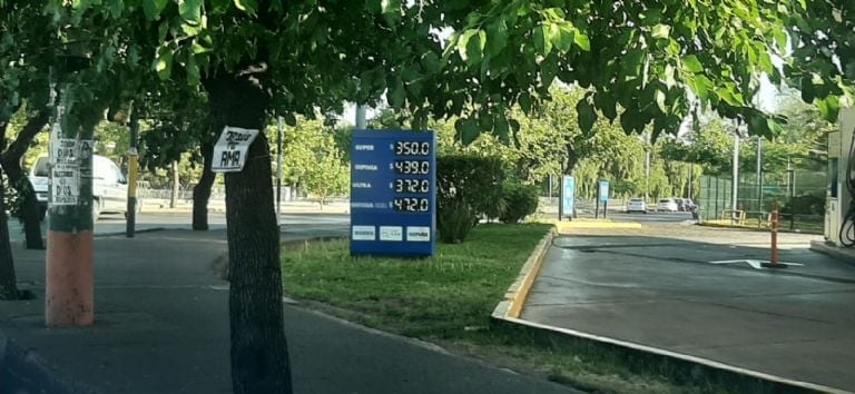 Nuevo aumento del combustible en Mendoza. Estación de servicio del ACA frente a la terminal.