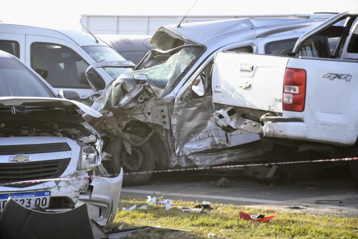 El accidente vial involucró a 40 vehículos y una mujer de 45 años falleció.