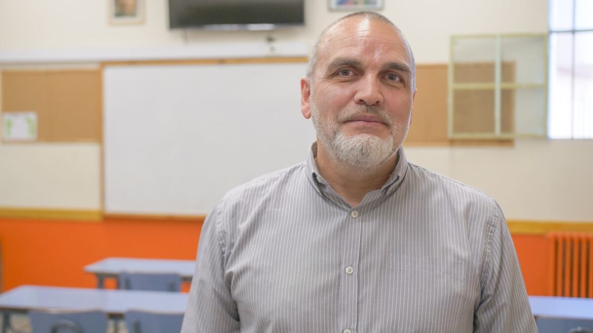 Enseña física a través de la experimentación y encontró la forma de motivar a sus alumnos