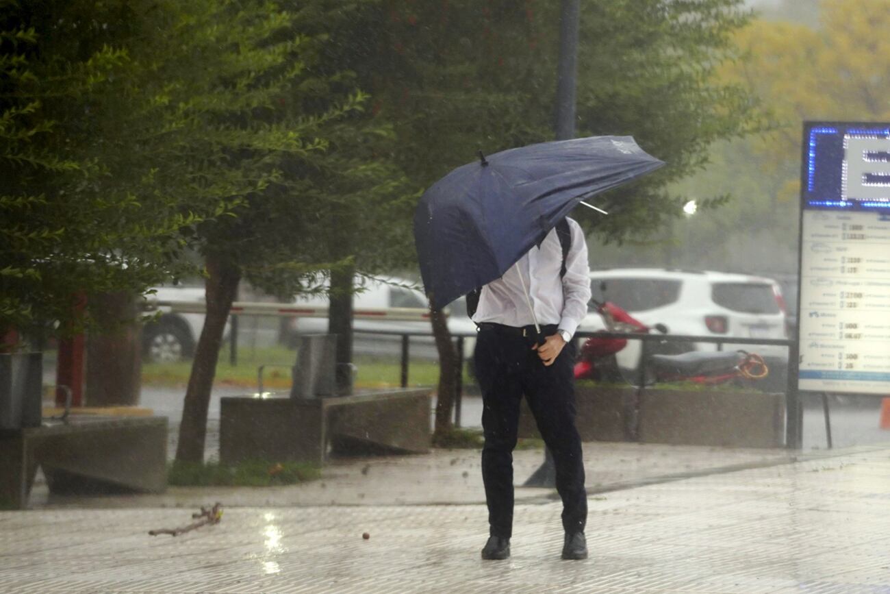 Evacuados, vuelos suspendidos y usuarios sin luz por las lluvias en el AMBA. (Gentileza Clarín)