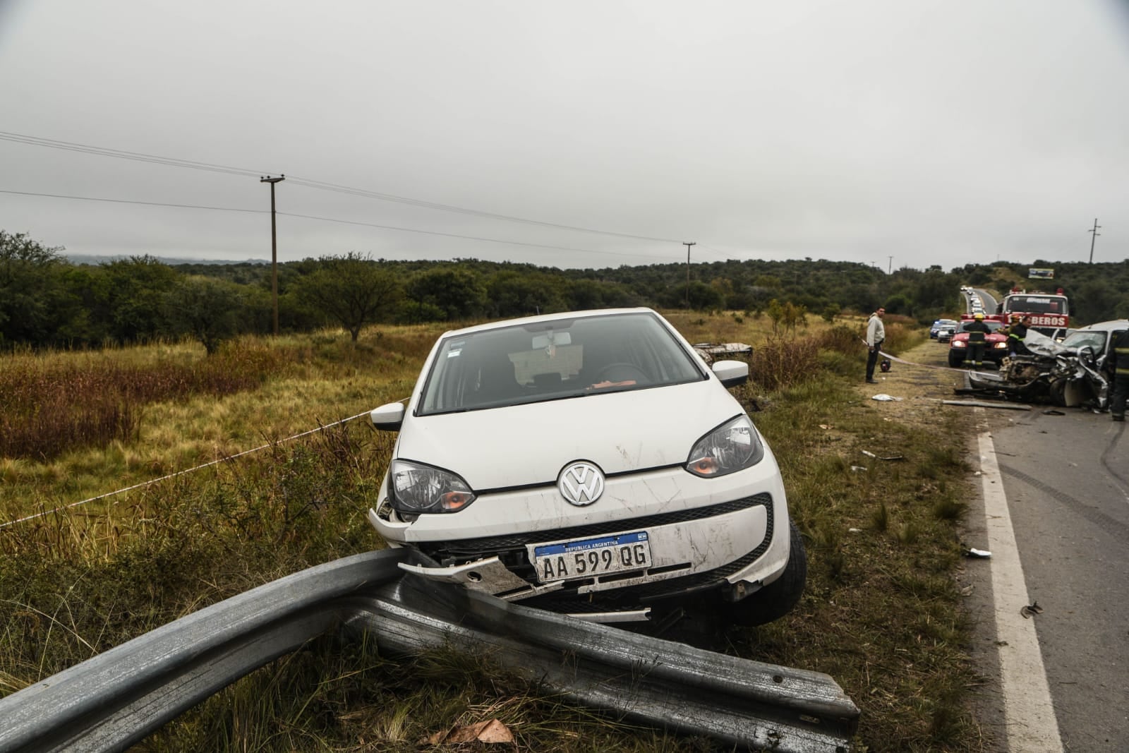 Un tercer auto impactó contra el guardarrail al intentar evitar el impacto de los otros dos vehículos.