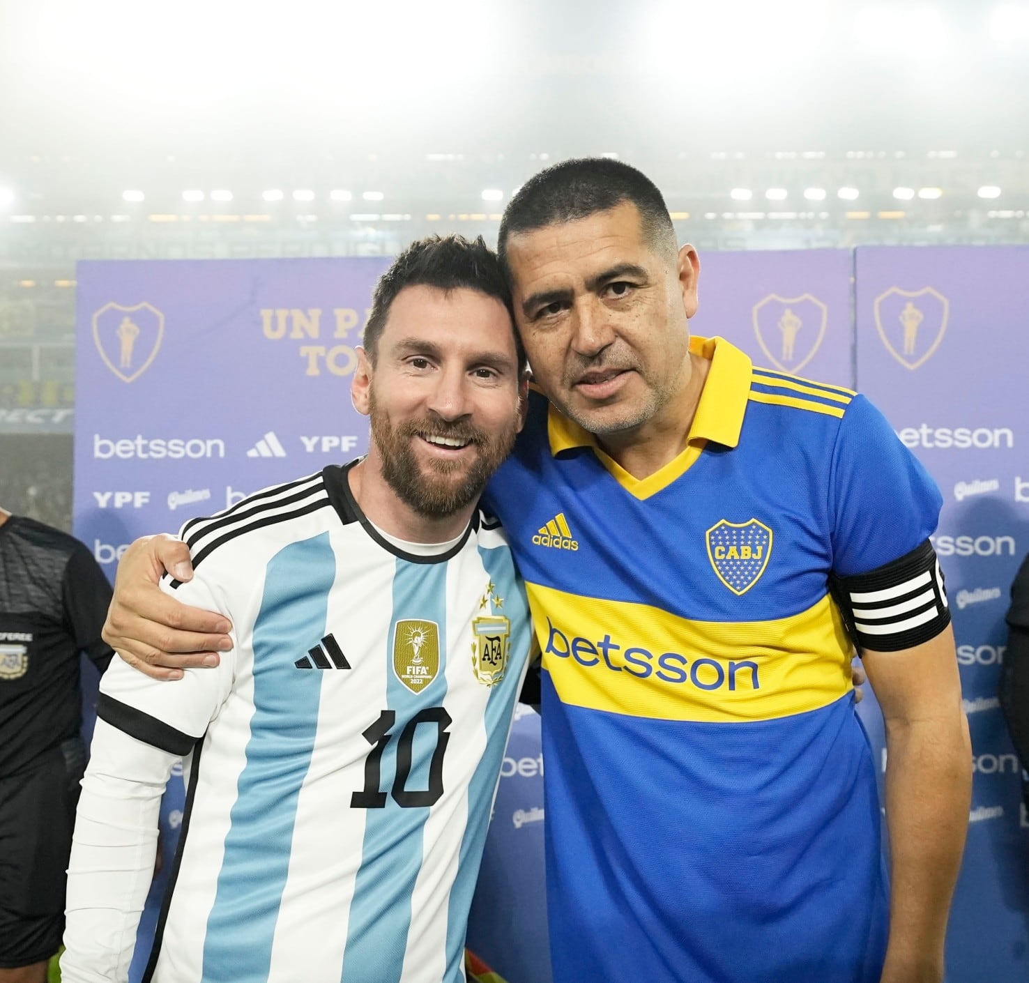 Los capitanes Lionel Messi y Juan Román Riquelme, en la despedida del ídolo de Boca en la Bombonera. (@BocaJrsOficial)