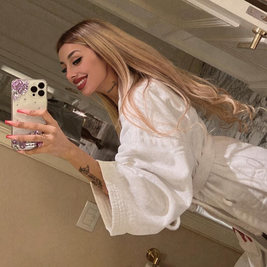 Tamara Báez posó en bata y desde el baño de un lujoso hotel: “Solita”.