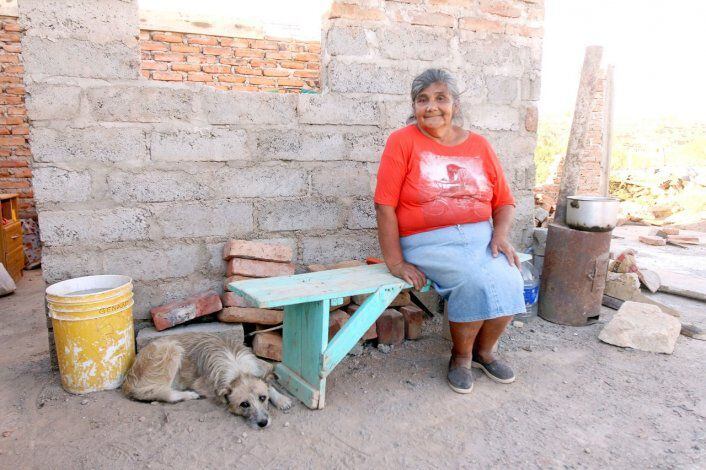 Una mujer contó que vive en una carpa luego de haber recibido golpes durante 30 años. Foto: Gentileza Darío Martínez. LMNeuquén