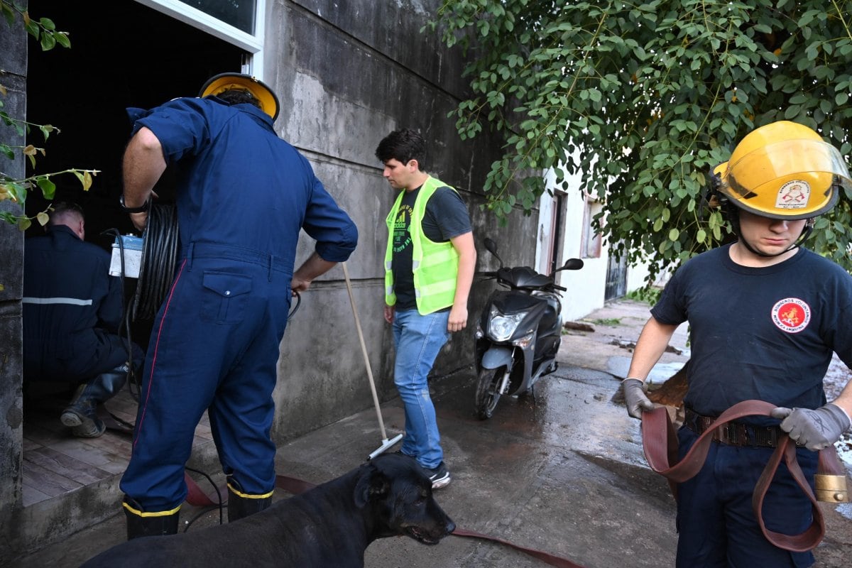 Operarios recorren las zonas afectadas por el temporal y brindan asistencia a los vecinos