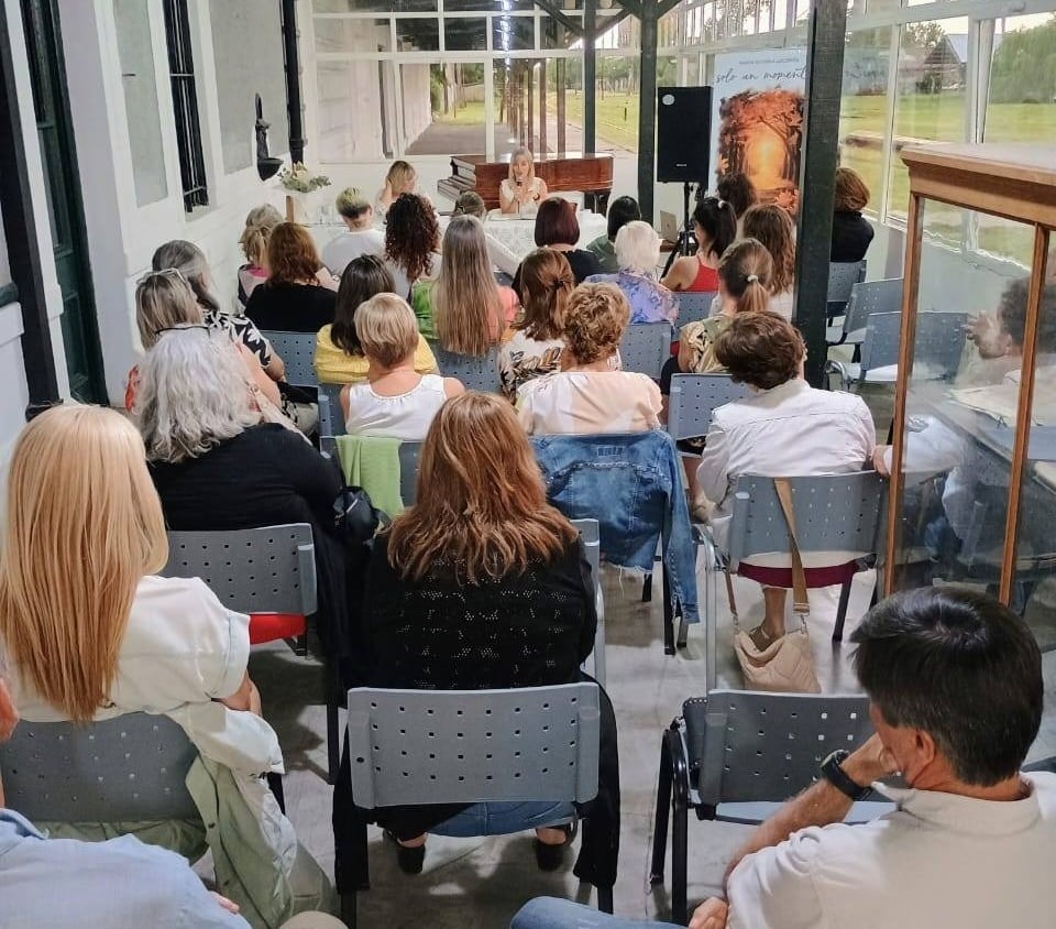 Silvana Lacorén presentó su libro “Solo un momento” en el CCE de Tres Arroyos