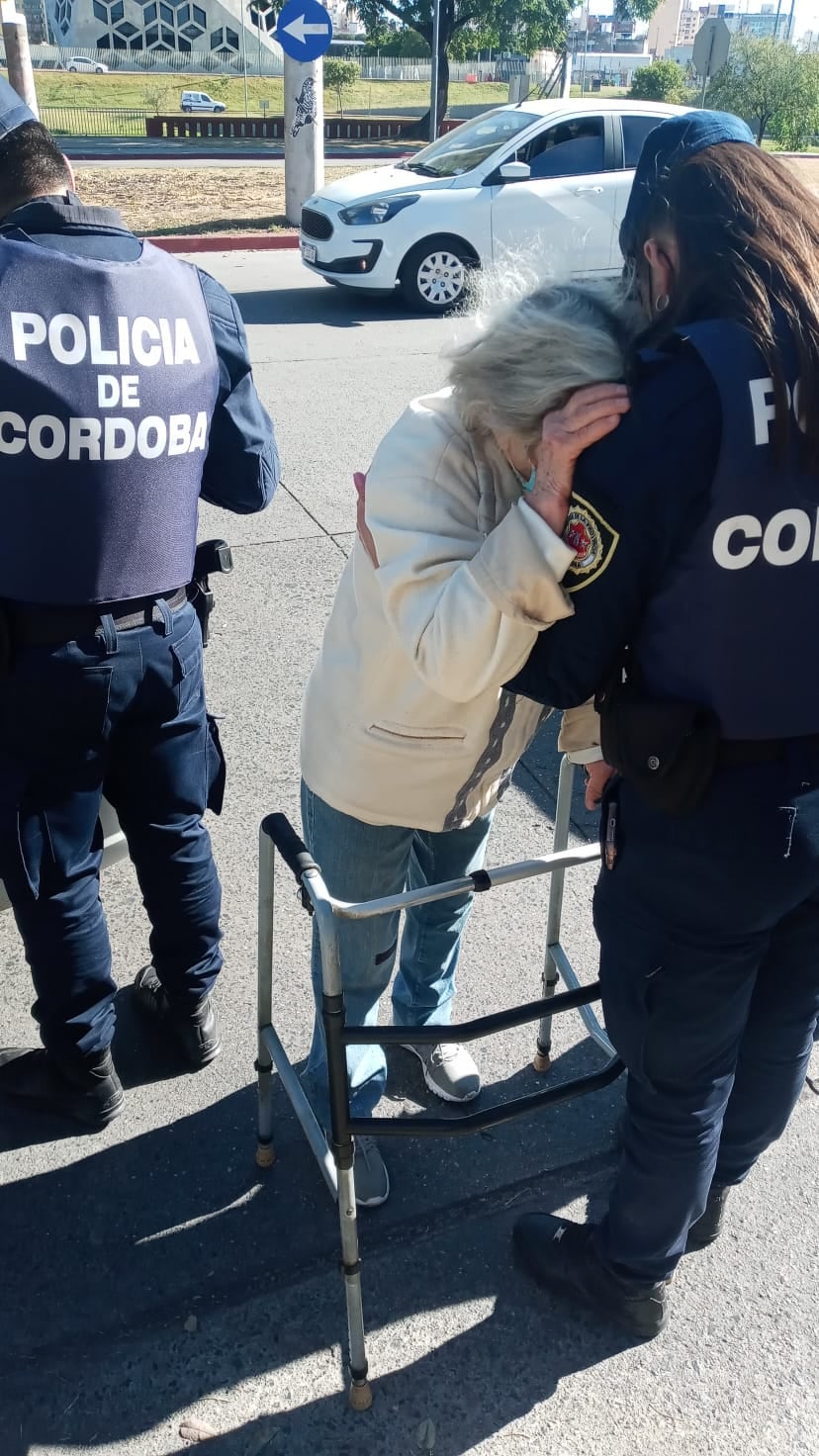 Sola y con su andador. Así encontraron los policías a la mujer que solo atinó a decirles: "Me robaron 100 mil dólares".