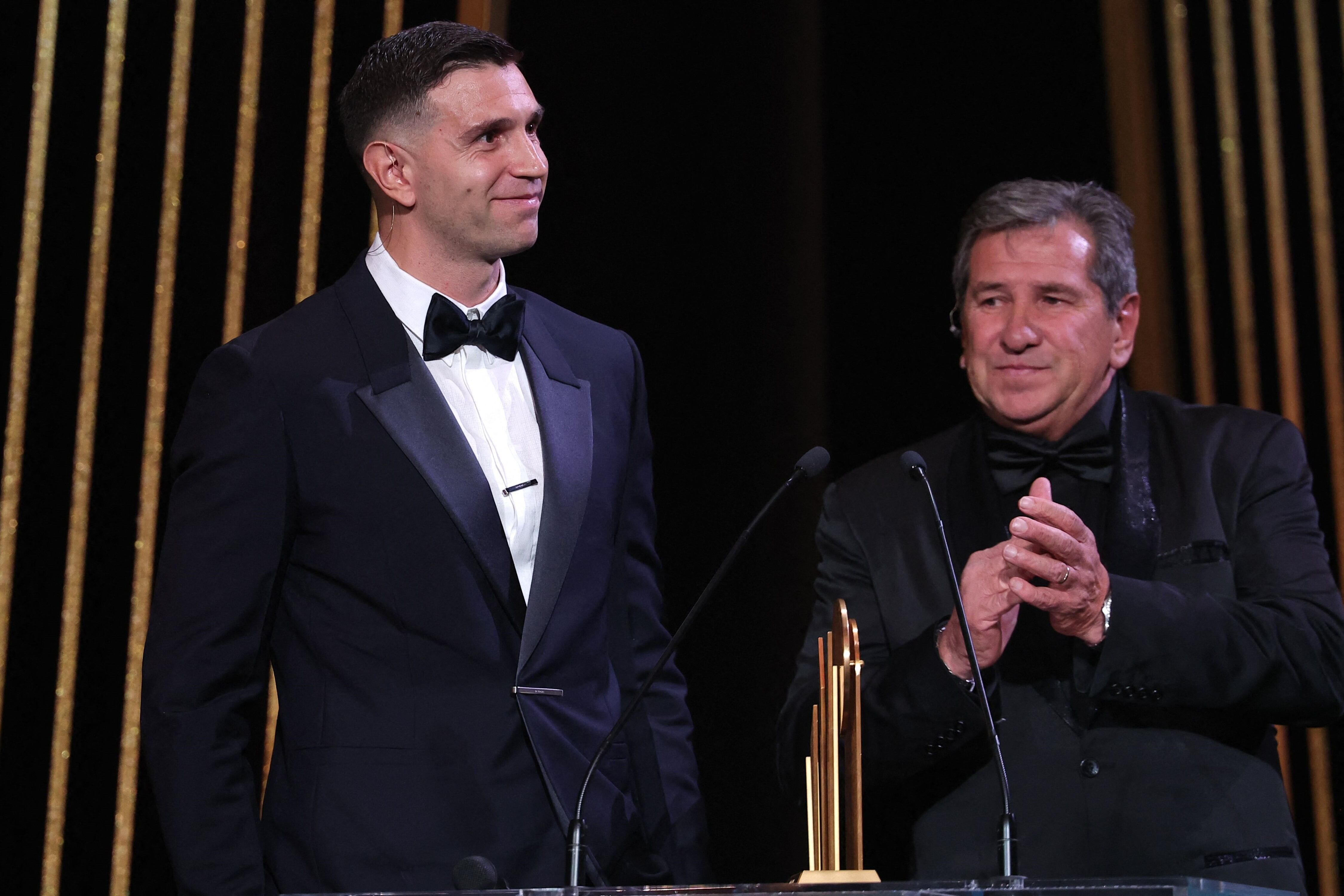 Emiliano Martínez y su papá durante la entrega de premios en París. / AFP