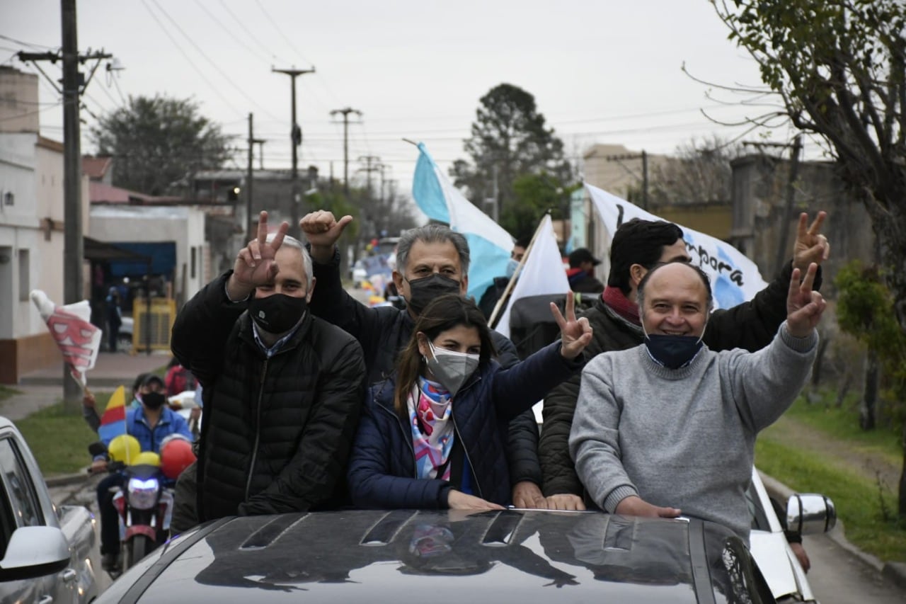 El candidato a gobernador por el Frente de Todos (campera oscura) cerrará su campaña electoral con una caravana por la capital provincial.